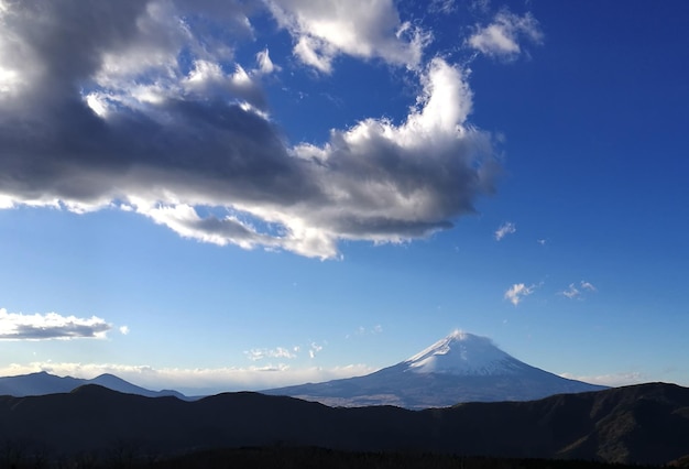 Góra Fuji z czystym, błękitnym niebem i chmurami.