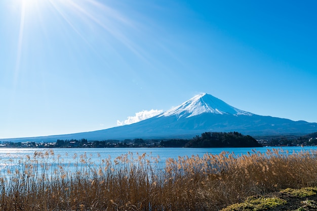 Góra Fuji z jeziorem Kawaguchiko i niebieskim niebem