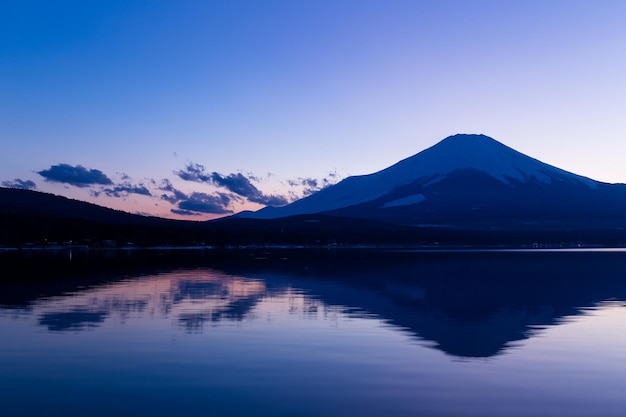 Góra Fuji z jeziorem Yamanaka