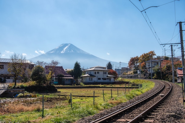 Góra Fuji z torami kolejowymi na wsi