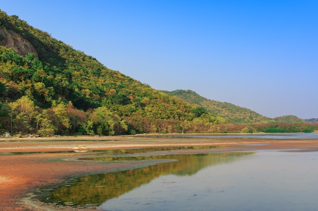 Góra i jezioro przy Sattahip, Tajlandia