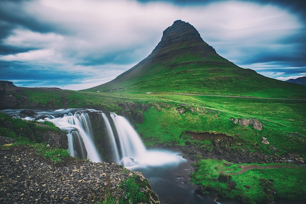 Góra i wodospad Kirkjufell