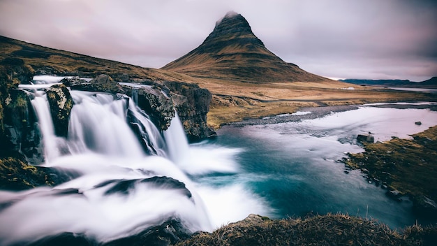 Góra Kirkjufell i wodospad na tle nieba