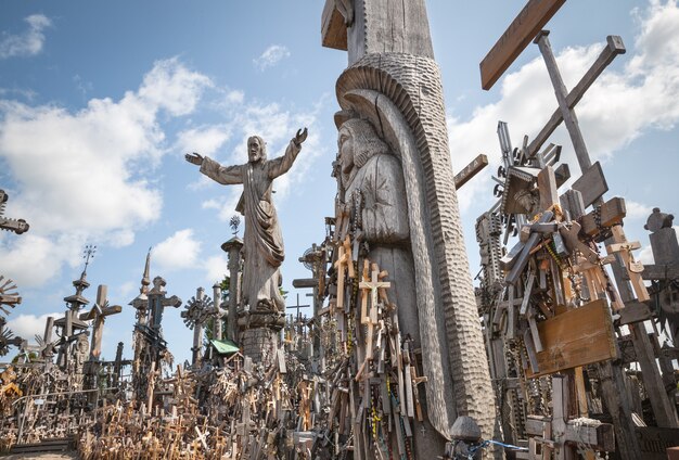 Góra Krzyży to wyjątkowy zabytek historii i sztuki sakralnej oraz najważniejsze miejsce pielgrzymek katolików na Litwie