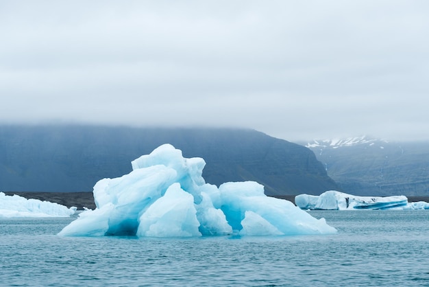 Góra lodowa w lagunie lodowcowej Jokulsarlon Islandia