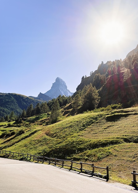 Góra Matterhorn I Zielona Dolina W Zermatt W Szwajcarii Latem.