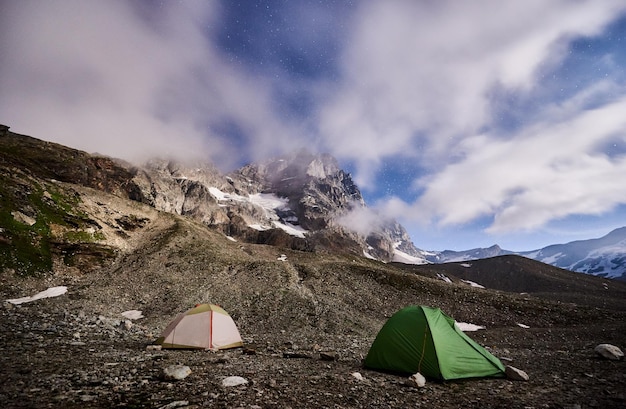 Góra Matterhorn Monte Cervino z namiotami obozowymi w nocy