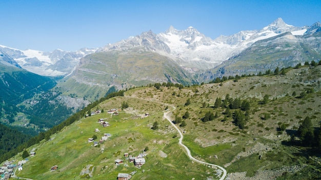 Góra Matterhorn z białym śniegiem i błękitnym niebem w mieście Zermatt w Szwajcarii