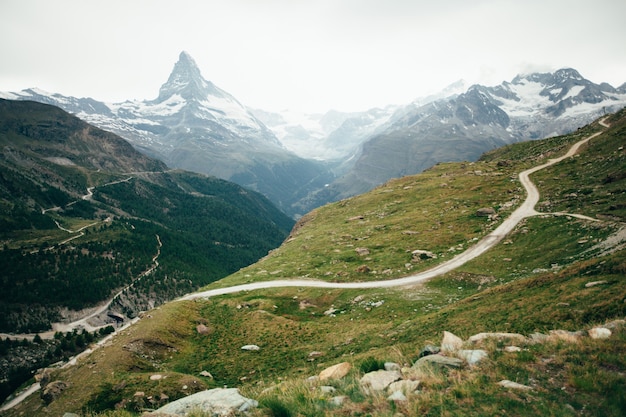 Góra Matterhorn z białym śniegiem i błękitnym niebem w mieście Zermatt w Szwajcarii