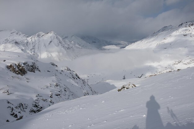 góra Matterhorn Zermatt Szwajcaria ze świeżym śniegiem w piękny zimowy dzień