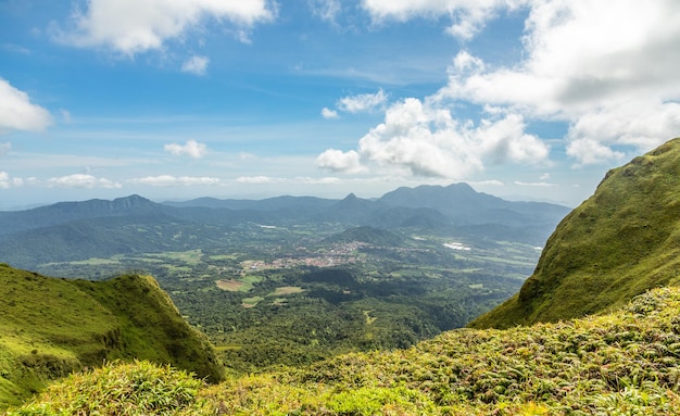 Góra Pelee zielona panorama wzgórza wulkanu Martynika Francuski departament zamorski
