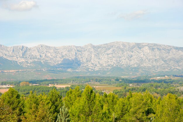 Góra Sainte Victoire widziana z Trets w Prowansji