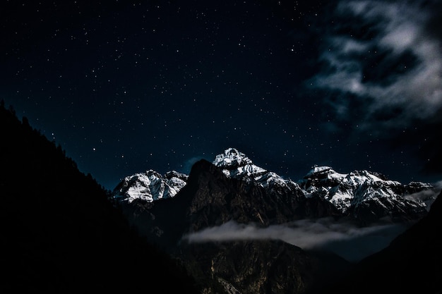 Góra Shrinaj i Ganesh Himal Range Nocny widok widziany z Deng, Gorkha podczas Manaslu Circuit Trek