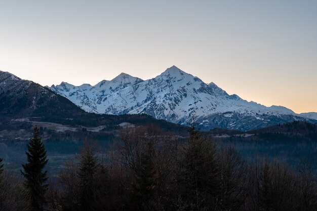 Góra Tetnuldi wznosi się nad Wielkim Pasmem Kaukaskim w górnej Swanetii