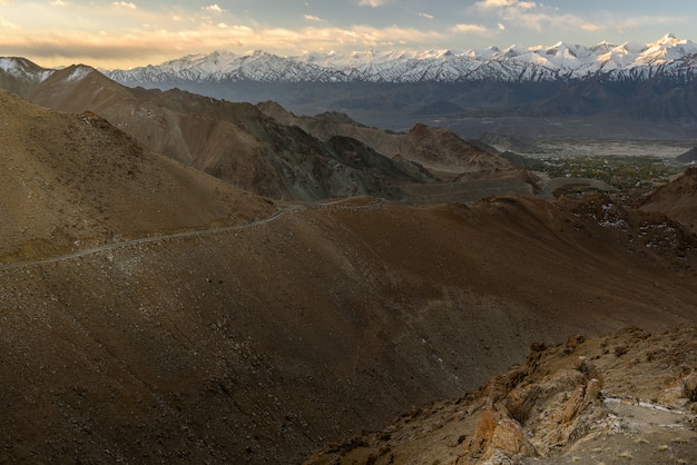 Góra W leh Ladakh z światłem słonecznym