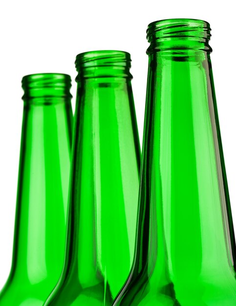 Góra zielonych butelek na białym tle