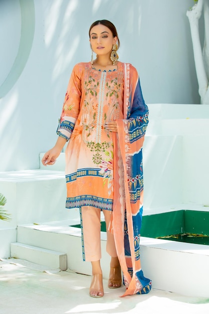 Gorąca azjatycka modelka z przodu w modnym Shalwar Kameez do sesji modowej