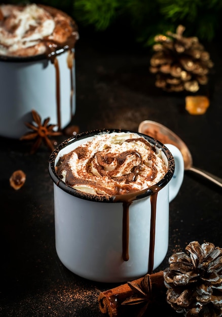 Gorąca czekolada z bitą śmietaną i proszkiem kakaowym w metalowych kubkach Zima i jesień Świąteczny ciepły napój Copy space