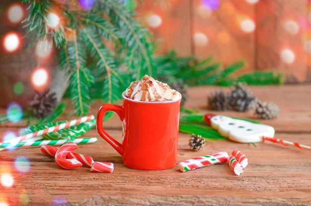 Gorąca czekolada z bitą śmietaną na świątecznym tle Selektywne skupienie i kopiowanie miejsca Filiżanka cappuccino lub gorącej czekolady