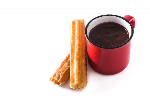 Gorąca czekolada z churros odizolowywającymi na bielu