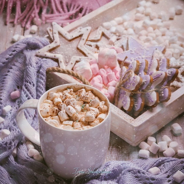 Gorąca Czekolada Z Cukierkami Marshmallow I Pierniczkami.