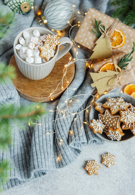 Gorąca czekolada z piankami marshmallow, ciepły przytulny świąteczny napój, pierniki i dekoracje