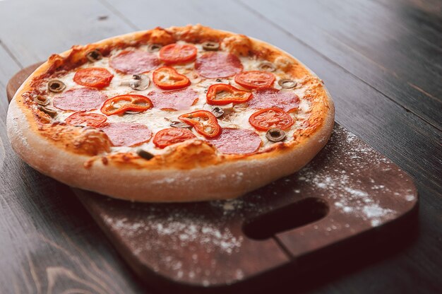 Gorąca domowa pizza Pepperoni gotowa do spożycia