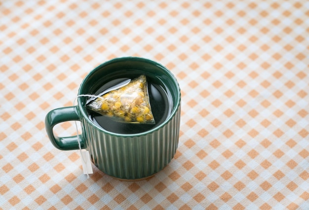 Gorąca herbata w zielonej filiżance