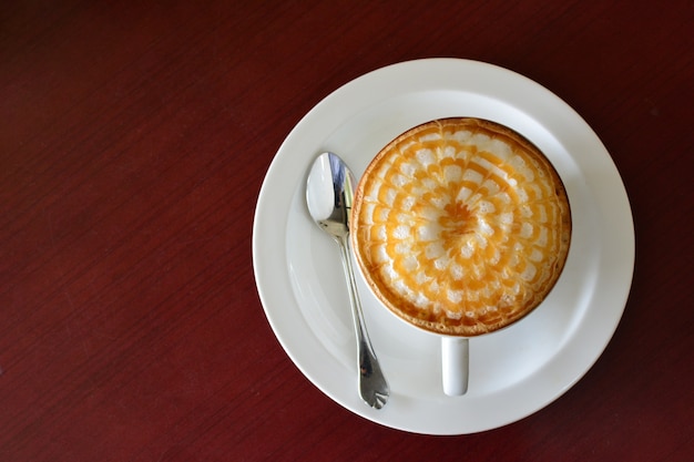 Gorąca kawa cappuccino z latte art.