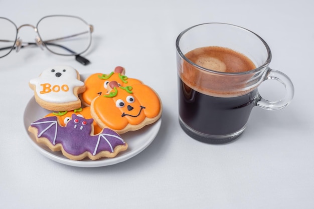 Gorąca kawa espresso lub filiżanka czekolady z zabawnymi ciasteczkami Halloween Szczęśliwy dzień Halloween Cukierek albo zagrożenie Witam październik jesień jesień Tradycyjna koncepcja przyjęcia i wakacji