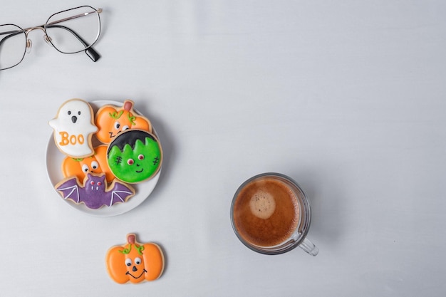 Gorąca kawa espresso lub filiżanka czekolady z zabawnymi ciasteczkami Halloween Szczęśliwy dzień Halloween Cukierek albo zagrożenie Witam październik jesień jesień Tradycyjna koncepcja przyjęcia i wakacji