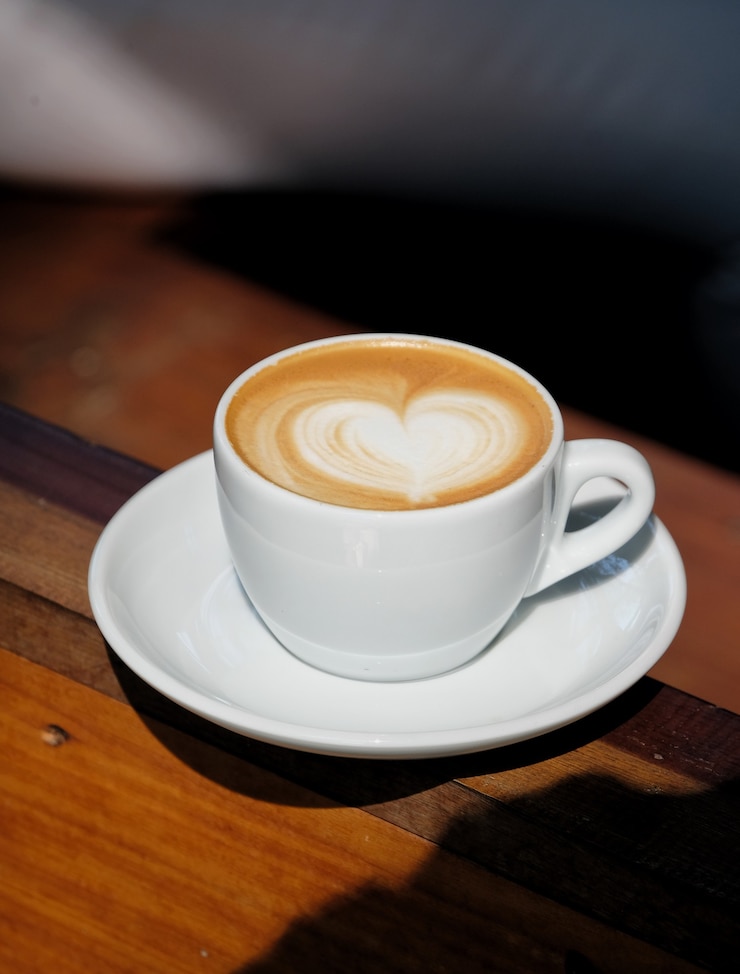 Zdjęcie gorąca kawa latte art w białym kubku