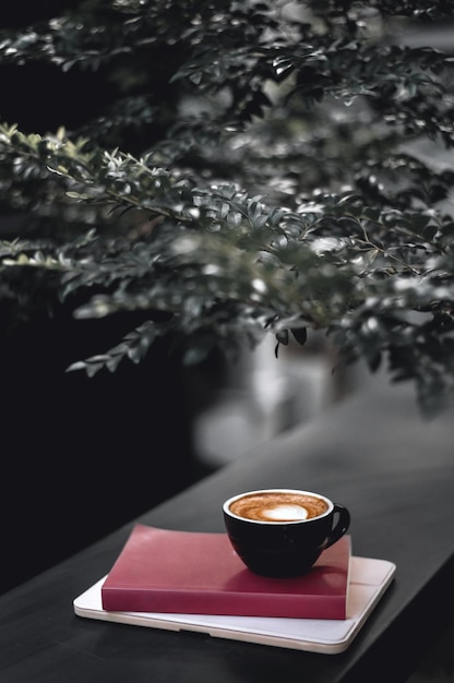 gorąca kawa latte i czerwona książka