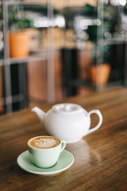 Gorąca Kawa Latte Na Drewnianym Stole W Kawiarni