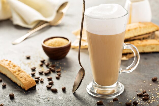 Zdjęcie gorąca kawa latte z ciasteczkami biscotti