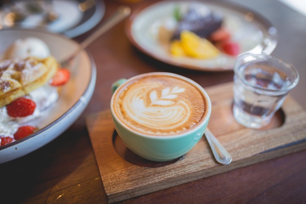 Gorąca Kawa Latte Z Dużą Ilością Deseru Z Gofrów I Ciasta