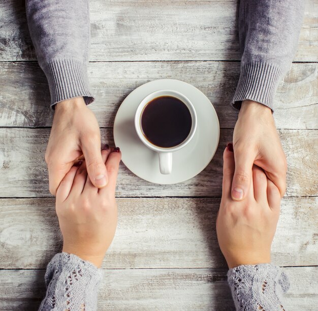 Gorąca kawa w rękach ukochanej osoby.
