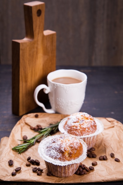 Gorąca kawa z muffinem