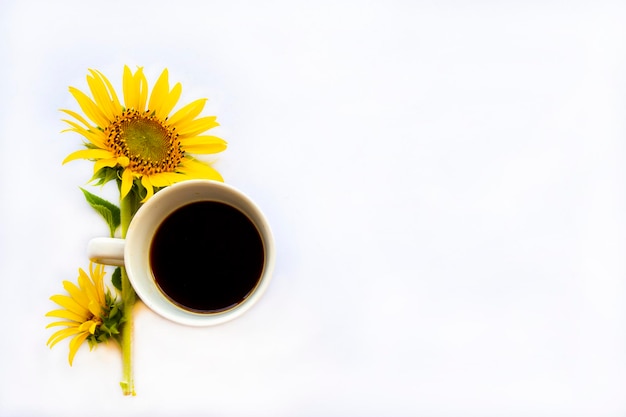 gorąca kawa z żółtymi kwiatami układ słoneczników w stylu pocztówki