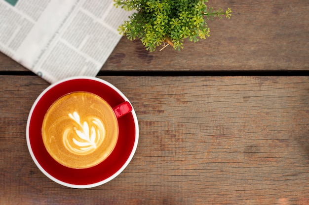 Zdjęcie gorąca kawa ze sztuką latte. ulubiony napój kofeinowy. napój orzeźwiający rano.