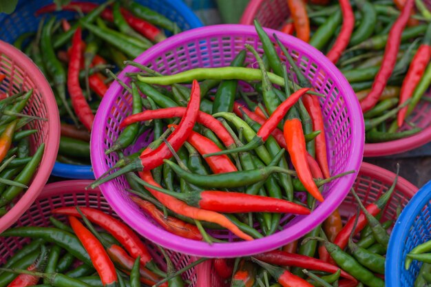 Gorąca papryka chili (Chilli Padi, Chilli Bird&#39;s Eye, Chili Bird, Tajski pieprz) w koszu na rynku Tajlandii