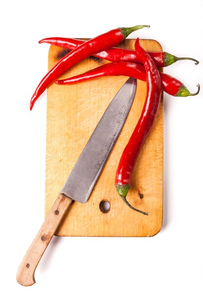 Gorąca papryka chili i nóż na pokładzie