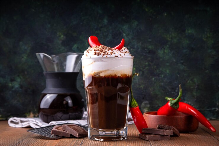Gorąca pikantna kawa latte z pieprzem chili