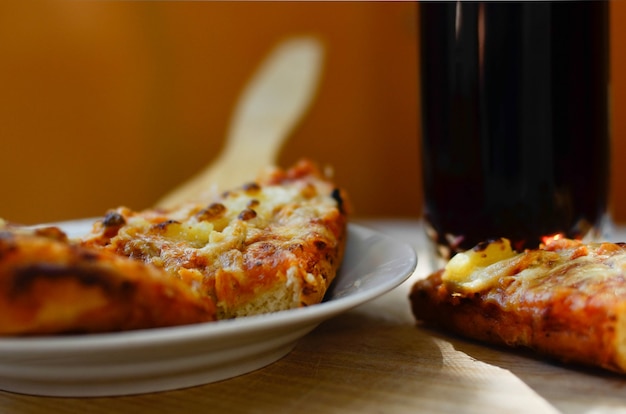 Gorąca pizza i filiżanka coli