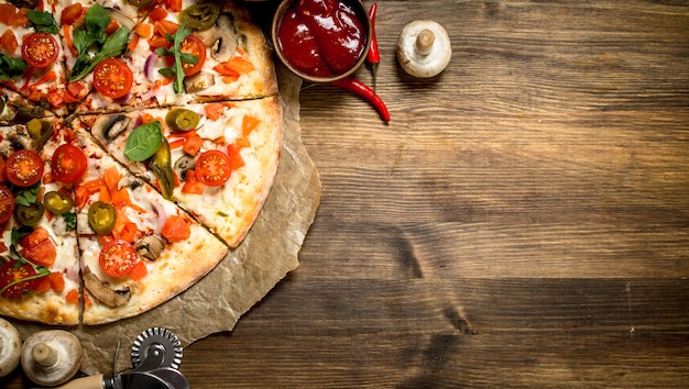 Gorąca pizza meksykańska. Na drewnianym stole.