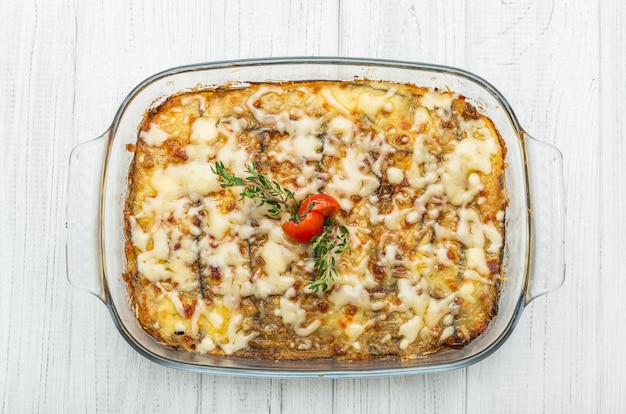 Gorąca smaczna lasagne w ceramicznym naczyniu żaroodpornym