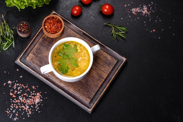 Gorąca smaczna zdrowa zupa z rybą i warzywami podawana na okrągłym talerzu