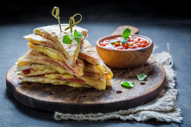 Gorąca Tortilla Jako Quesadilla Z Serem I Szynką