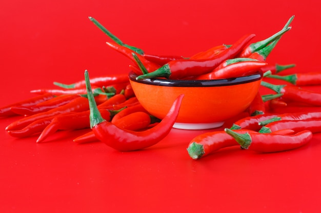 Zdjęcie gorące chili na czerwonym tle