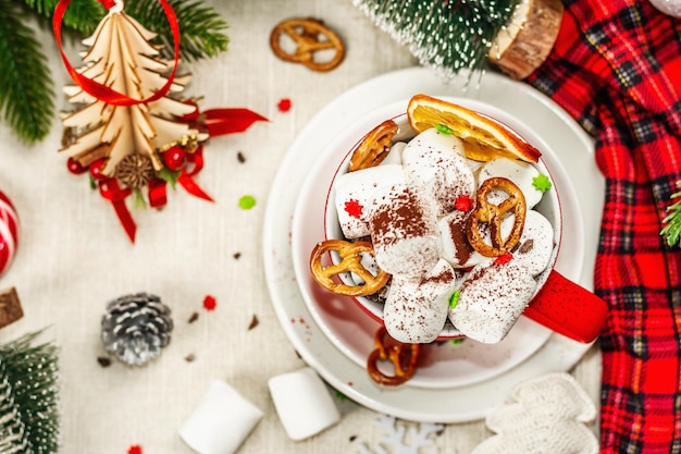 Gorące kakao lub czekolada z piankami. Boże Narodzenie tradycyjny wystrój, świąteczna aranżacja nowego roku. Pojęcie przytulności i dobrego nastroju, widok z góry